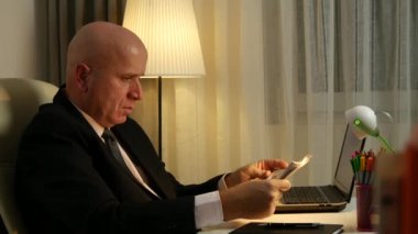 Geç saatlere kadar gece Office Oda işadamı sakin ol gazete bilgileri okuma