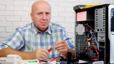 Bilgisayar yapmak el jestleri başparmak gülümseyerek kadar tamir mühendisi