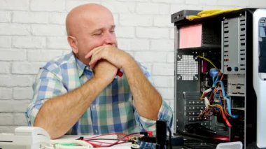 Endişeli teknisyen bilgisayarı el hayal kırıklığı onarmaya çalışmak