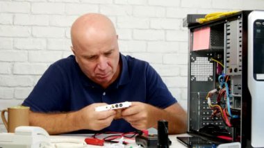 Mühendis onarmak bilgisayar elektronik aygıt Pc bileşeni analiz