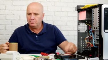 Bilgisayar teknisyeni kahve keyfini ve yapmak telefon telefon hattı kullanarak arama