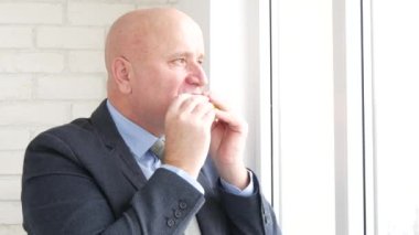 İş Duraklat aç işadamı onun kahvaltıyı lezzetli sandviç yeme