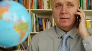 El hareketi ve iş konularında Office konuşurken telefonu kullanarak iş adamı