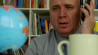 Hareket eden telefon aramasý baðlantýsý kontrol oda ofis görüntüde kendine güvenen işadamı