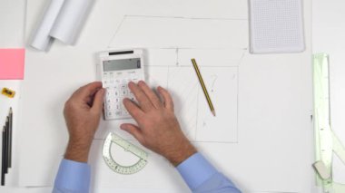 Üstten görünüm mühendis olun sabırsız el hareketleri hesap makinesi kullanarak hesaplama