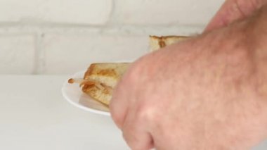 Jambon ve peynirli tost makinesi üzerinde hazırlanan ve kavrulmuş lezzetli sandviçler