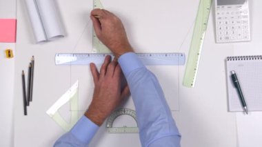 Üstten görünüm mühendis el çizim araçlarını kullanarak bir mimari teknik Plan yapacaklar