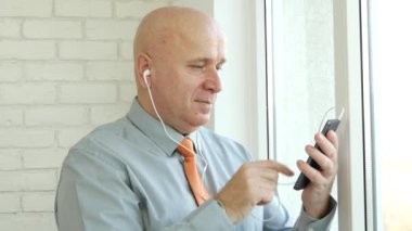 İşadamı işadamı kullanma Smartphone ve Hands-Free Online iletişim