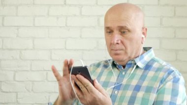 Online Video konferans işadamı işadamı kullanım cep telefonu kulaklık