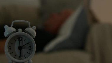 Çalar saat uyanmış arka plan bulanık yatakta yorgun adam daha uyumak-e doğru denemek