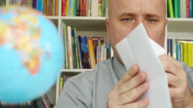 Adam bir mektup okuyun ve mutlu dünya küre için güvenilir ve güvenli seyir gülümse