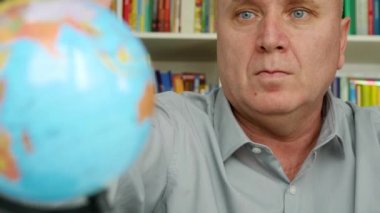 Dalgın adam seyahat hedef arama dünya küre için arıyorsunuz