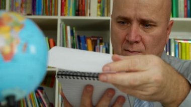 İşadamı onay gündem notları ve bir seyahat planlıyorsanız Earth harita için bak