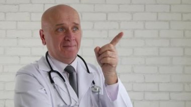 Doktor parmak ile işaret gülümseme bir kişi uyarı bir el hareketleri yapmak