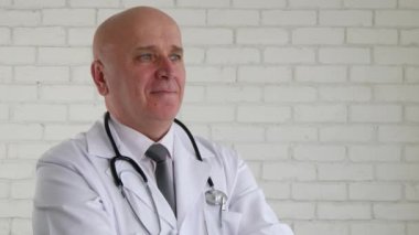 Kendine güvenen Doktor gülümseme ve yapmak Ok el hareketleri