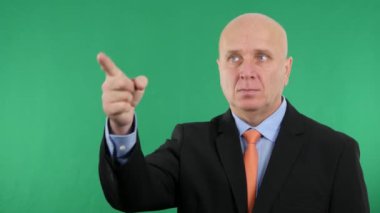 Ciddi işadamı emin el hareketleri yapmak kadar ciddi başparmak arıyorsunuz