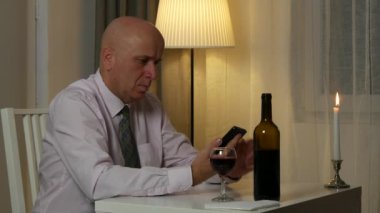 Kendine güvenen işadamı kullanmak bir restoranda iş konuşmaya bir akıllı telefon