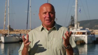 Turizm işinde çalışan adam gülümseme ve tatil ve tatil hakkında konuşun