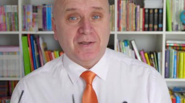 İşadamı ile hareket eden ve gözlük elinde el hareketi bir konuşma yapma