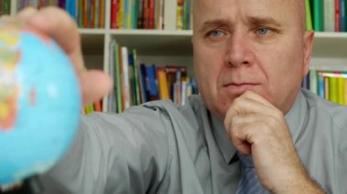 Dünya çapında bir seyahat hakkında hayal kırıklığına düşünme ofisinde işadamı