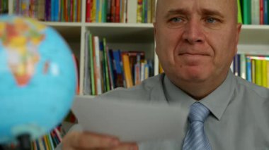 Mutlu işadamının bir fincan kahve içme tatil gezi için planlar yapmak