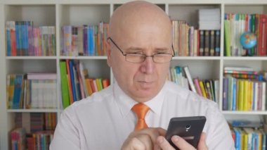 Cep telefonu ve gözlük el ile el hareketi yavaş işadamı konuşma