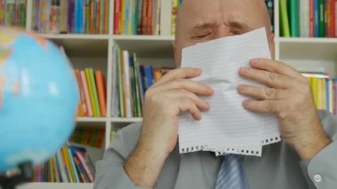 Yavaş hareket mutlu ve hevesli işadamının Office okuma iyi haberler