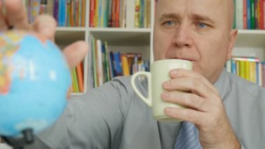 Bir fincan kahve içme yavaş hareket ile memnun adam tatil yapma planları