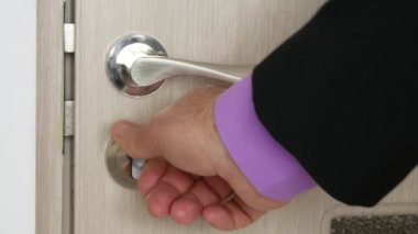 Görüntü iç Ofis kapı ve metalik bir kilit açma adam el ile kapatın