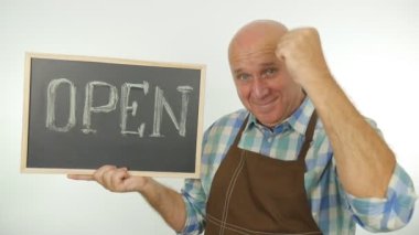 Ağır çekim mutlu ve hevesli adam olun kazanan el hareketleri