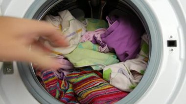 Adamla yakın görüntü çamaşır makinesinden yıkanmış çamaşır hoşnut değil.