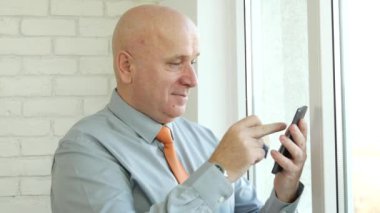 İşadamı ödeme Online alışveriş ile kredi kartı bilgilerini kullanma Smartphone