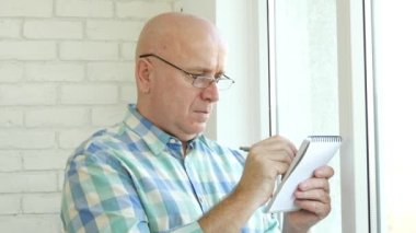 İş adamı giyen gözlük hesaplamak ve bir cüzdan kullanarak notlar almak