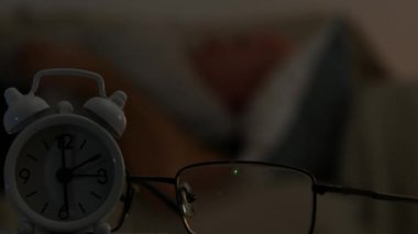 Arka plan bulanık görüntü kötü yorgun bir adam ile uyku deneyin