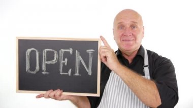 Hevesli çalışan gülümseme ve yapmak zafer el jestleri mağaza aç