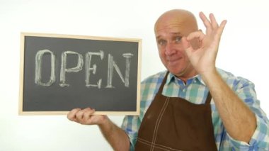 Adam açık duyuru yapmak Ok işaret ve iyi iş el hareketleri ile