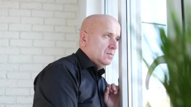 Düşünme ve sakin penceresinde arıyorum Office işadamının kalmak