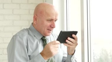 İşadamı Tablet yapmak hevesli jestleri finans haberleri Online iyi okuyun