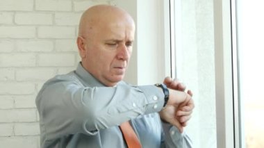 Pencere ve onay el seyretmek zaman bakarak bir toplantıdan önce işadamı