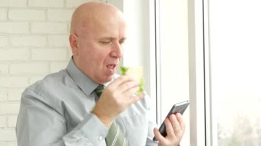 Kahvaltı Duraklat rahat işadamı yemek lezzetli sandviç ve okuma Online haber