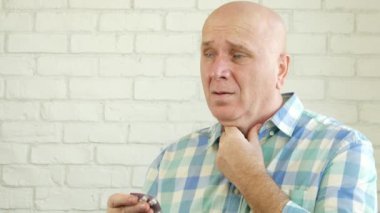 Boğaz ile acı işadamı hap almak ve bir bardak su ile içmek