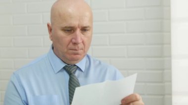 İşadamı görüntüsü ile banyo ayna açık havada yansıyan ve bir mektup okuyun