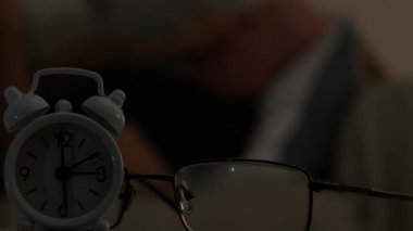 Bad yorgun adam arka plan bulanık görüntü uyumadan önce bir kitap okumak