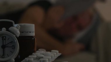 Sonra gece yarısı bir ilaç tedavisi kötü adam acı ile bulanık görüntü