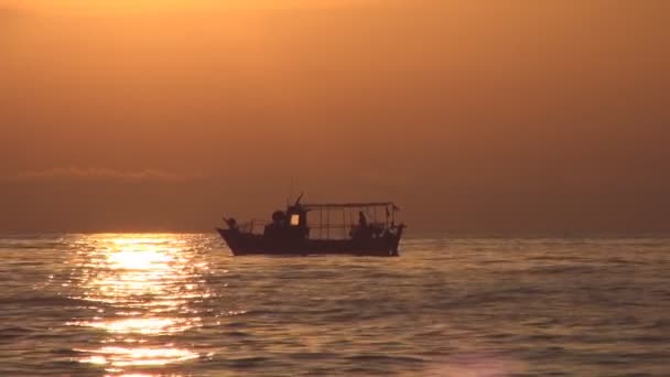 釣りボート釣りを使用して夕日の光漁師で海でセーリング ネット — ストック動画