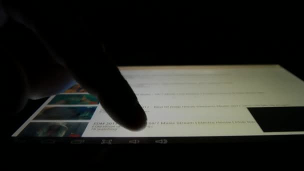 Fingerberührung Elektronischer Tablet Bildschirm Bei Wenig Licht — Stockvideo