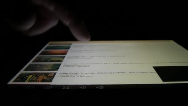 Detailní Záběr Podnikatel Ruce Užívání Tablet Dotykové Obrazovky Procházení Internetu — Stock video