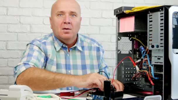 Techniker Arbeitet Reparatur Computer Machen Stoppschild Warnende Handgesten — Stockvideo