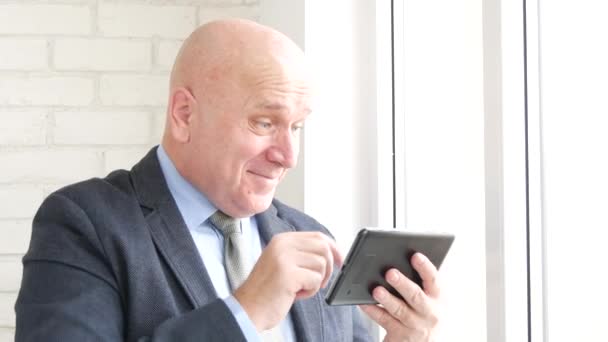 Geschäftsmann Liest Gute Finanznachrichten Online Auf Tablet Und Macht Enthusiastische — Stockvideo