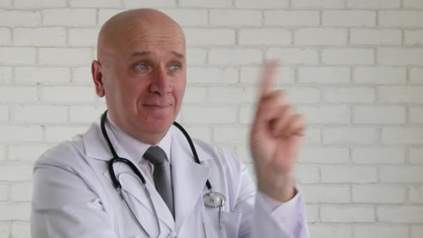 Arzt Lächelt Zufrieden Machen Eine Negation Handgesten Kein Fingerzeichen — Stockvideo